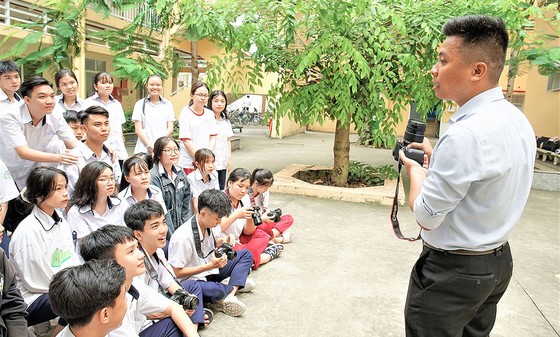 Học sinh lớp 10 Trung tâm GDTX Chu Văn An (quận 5) trong giờ học chuyên ngành Nhiếp ảnh.