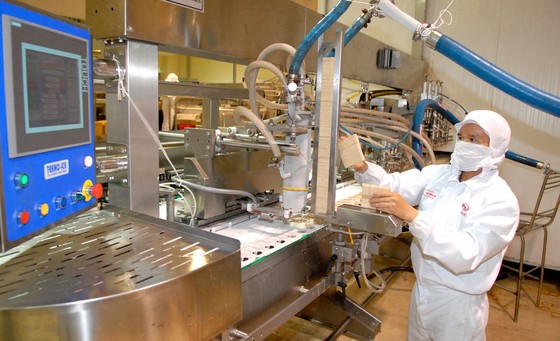 Công nghệ sản xuất tiên tiến giúp giảm khí thải  (ảnh chụp tại Công ty Kido trong KCN Tây Bắc, Củ Chi). Ảnh: CAO THĂNG