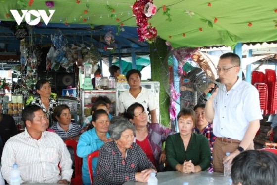 Biên giới Tây Nam: Nguy cơ trở thành điểm nóng bùng phát dịch Covid-19 ảnh 4 Đại sứ Vũ Quang Minh gặp gỡ bà còn trong đợt đi công tác tại tỉnh Kampong Chhnang.