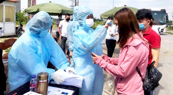 Lực lượng chức năng Bắc Ninh kiểm tra sức khỏe công nhân trước khi vào khu công nghiệp