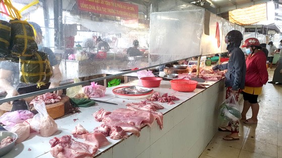 Hàng hóa tươi sống bày bán tại chợ Ngã Ba Bầu, Hóc Môn