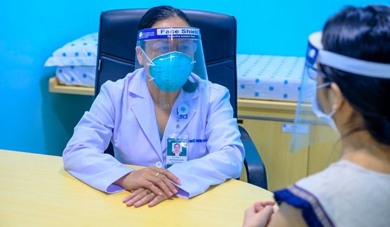 ThS.BS Ngô Thị Kim Oanh thăm khám cho người bệnh hậu Covid.