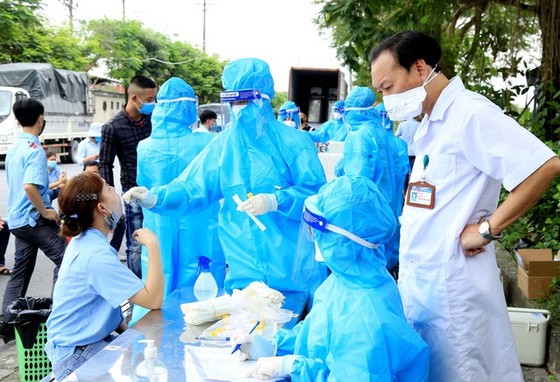 Tăng vaccine, “áo giáp” phòng dịch cho miền Tây ảnh 1