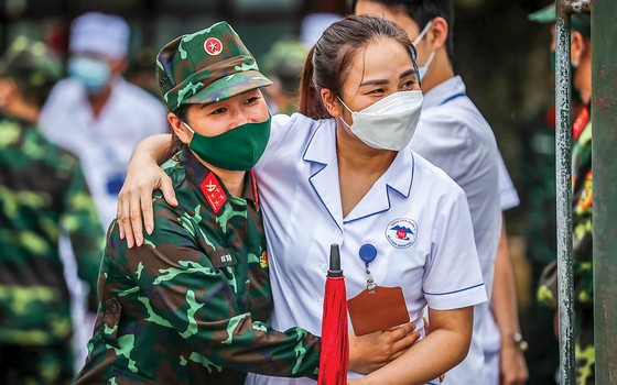 Những hình ảnh đẹp về y, bác sĩ quân đội chi viện cho TPHCM chống dịch lúc cao điểm.