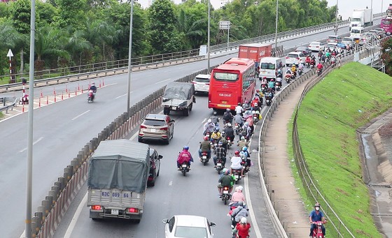 Các phương tiện di chuyển khá chậm qua cầu Mỹ Thuận,  hướng từ ĐBSCL đi TPHCM Ảnh: QUỐC AN