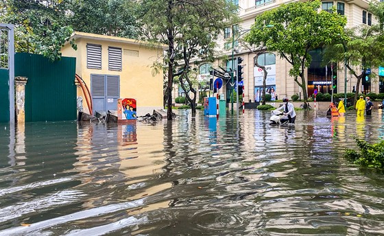 Mưa lớn chiều 29.5 nhấn chìm nhiều đường phố Hà Nội.