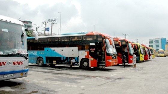 Doanh nghiệp vận tải bị ảnh hưởng "kép" bởi lượng hành khách và chi phí giá xăng dầu tăng cao.