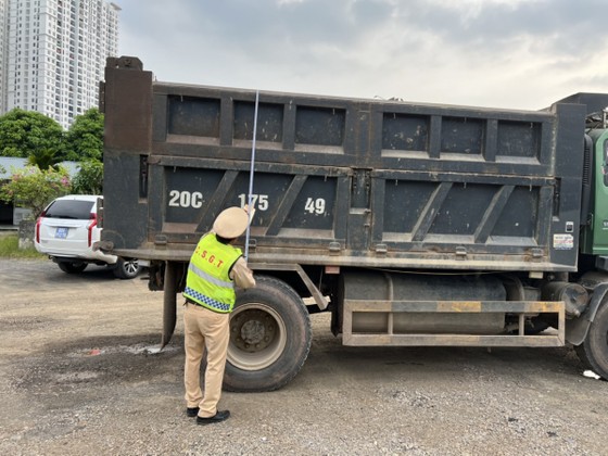 yêu cầu cắt bỏ thành thùng cơi nới của hàng loạt xe quá tải trên cao tốc hình ảnh 2 yeu cau cat bo thanh thung coi noi cua hang loat xe qua tai tren cao toc hinh anh 2