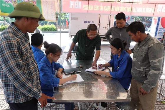 Lực lượng thanh niên tình nguyện làm tổ tư vấn, hỗ trợ người tìm lao động và người lao động trong mùa thu hoạch vải thiều năm 2022. ảnh 2 Chú thích ảnh