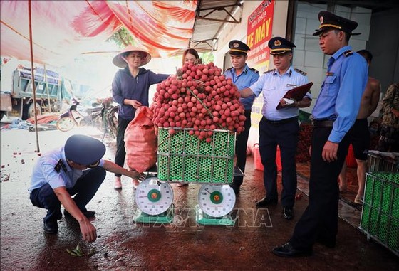 Đội Quản lý thị trường số 5 liên tục đi kiểm tra hoạt động cân vải, chống gian lận làm thiệt hại cho người dân. ảnh 7 Chú thích ảnh
