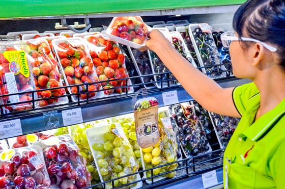 Trái cây ngoại tràn ngập trên các kệ của siêu thị.