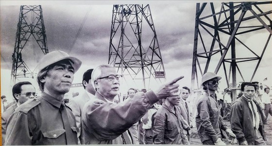 Prime Minister Võ Văn Kiệt directs the construction of the North - South 500kv transmission line.