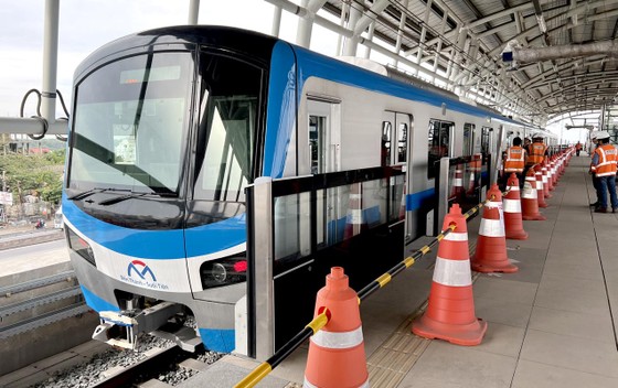 Đoàn tàu đầu tiên của tuyến Metro số 1 (Bến Thành-Suối Tiên) ở TPHCM đã hoàn thành chạy thử nghiệm và dừng ở nhà ga Suối Tiên vào 21-12-2022.