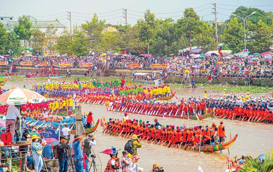 Lễ hội Óoc Om Bóc - đua ghe Ngo Sóc Trăng lần thứ V, khu vực ĐBSCL năm 2022 diễn ra tại TP Sóc Trăng thu hút gần 150.000 lượt du khách tham gia.