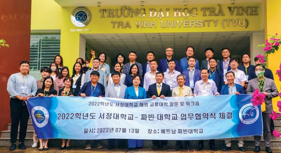 Tháng 7-2022, TVU ký kết hợp tác với Trường Đại học Seojeong (SJU) của Hàn Quốc trong lĩnh vực giáo dục và hợp tác quốc tế. 
