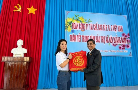 Bà Chu Thị Kim Thanh - Giám đốc PRO Việt Nam đại diện đoàn tặng quà cho đại diện Trung tâm Bảo trợ xã hội Quảng Nam ông Trần Phước Tuấn. 