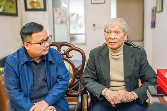 Phóng viên ĐTTC trò chuyện cùng ông Phạm Ngạc tại nhà riêng của ông.