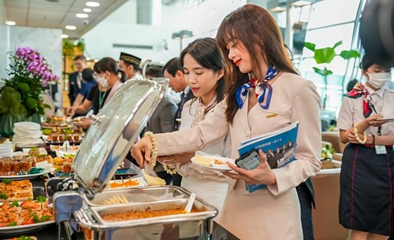 Hành khách thưởng thức ẩm thực đạt tiêu chuẩn Halal tại phòng chờ Sân bay Tân Sơn Nhất.