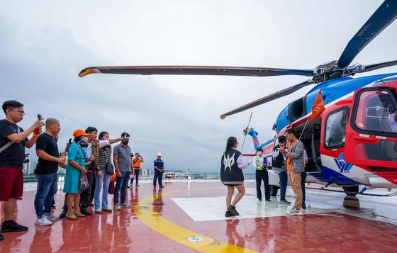Tour du lịch "Ngắm TPHCM từ trên cao bằng máy bay trực thăng" - một sản phẩm du lịch rất thu hút khách.