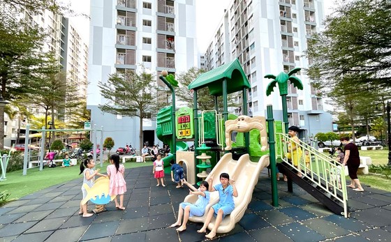 Trẻ nhỏ vui chơi trong công viên ở khu dân cư nhà ở xã hội EHomeS, phường Phú Hữu, TP Thủ Đức, TPHCM Ảnh: Hoàng Hùng 