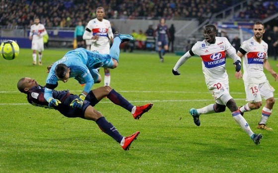 Cú va chạm nguy hiểm giữa Kylian Mbappe với Anthony Lopes.