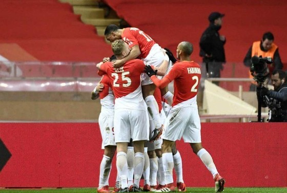 Các cầu thủ Monaco ăn mừng chiến thắng dù bị dẫn bàn và thua người.