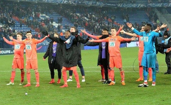 Các cầu thủ Caen ăn mừng chiến thắng trước Lyon ở Cúp Quốc gia.
