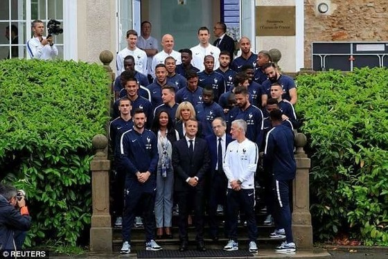 Tổng thống Macron chụp lưu niệm với đội tuyển Pháp