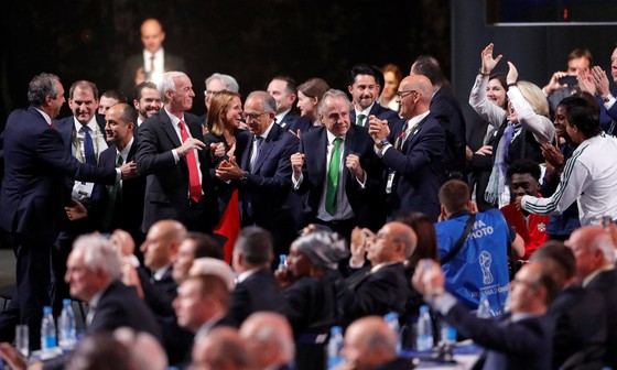Các đại diện Bắc Mỹ ăn mừng ở Đại hội toàn thể FIFA.