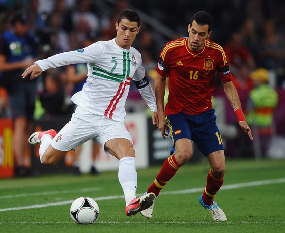 Ronaldo (Bồ Đào Nha) và Sergio Busquets (Tây Ban Nha)