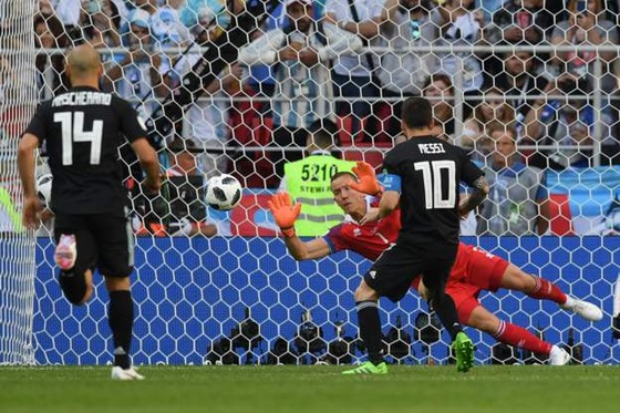 Thủ thành Iceland Halldorsson – từ đạo diễn trở thành người hùng World Cup ảnh 1