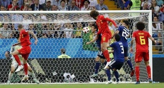 Tiền vệ Fellaini bật cao đánh đầu ghi bàn vào lưới Nhật Bản.