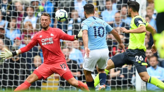 Aguero ghi hattrick khi Man City vùi dập Huddersfield ảnh 2