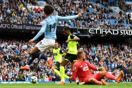 Aguero ghi hattrick khi Man City vùi dập Huddersfield ảnh 7