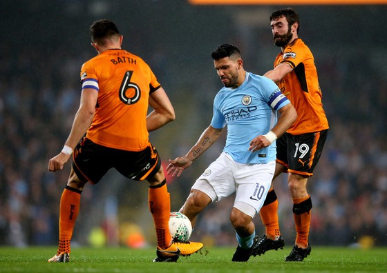 Sergio Aguero (Man City) đi bóng qua hàng thủ Wolverhampton.