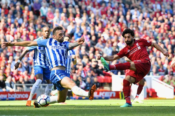 Mohamed Salah (phải, Liverpool) ghi bàn vào lưới Brighton.
