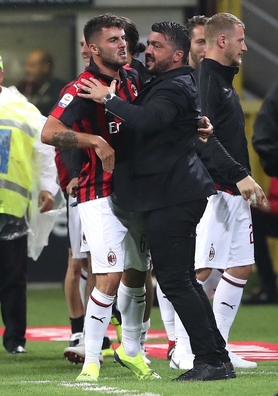 Milan nhấn chìm Roma phút cuối cùng ảnh 2