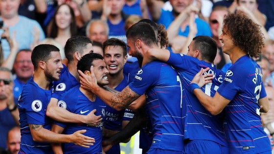 Các câu thủ Chelsea mừng bàn thắng của Pedro.