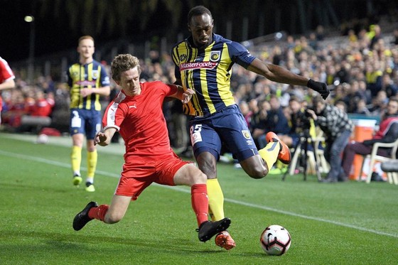 Tiền đạo chạy nhanh nhất thế giới thách thức Usain Bolt ảnh 2