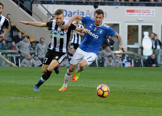 Mario Mandzukic (phải, Juventus) đi bóng qua hậu vệ Udinese.