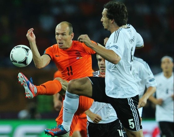 Hà Lan (trái, Robben) luôn là đối thủ kỵ rơ với tuyển Đức (Mats Hummels)