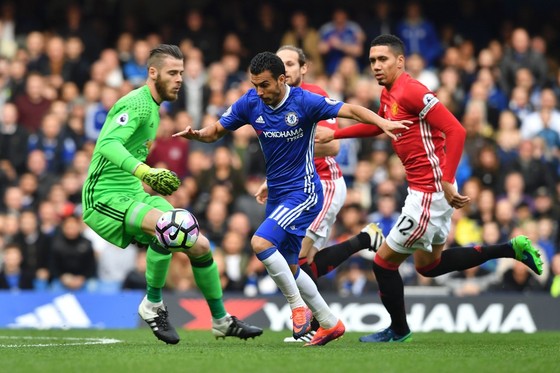 Pedro (Chelsea, giữa) vượt qua thủ thành De Gea (Manchester United)