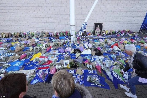Làng bóng Anh bàng hoàng trước thảm kịch của Chủ tịch Leicester City ảnh 5