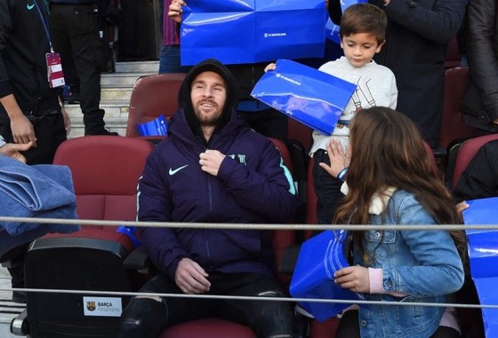 Messi thoải mái vui đùa với con trai trên khán đài.