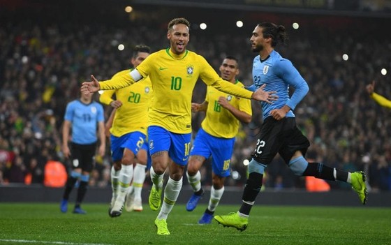 Neymar ăn mừng bàn thắng cho Brazil.