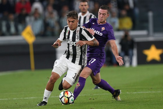 Paulo Dybala (trái, Juventus) đi bóng qua hậu vệ Fiorentina)
