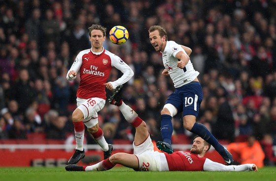 Harrty Kane (phảio, Tottenham) tung hoành trước khung thành Arsenal.