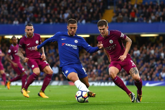 Eden Hazard (Chelsea) đi bóng trước trung vệ John Stone (Man City)