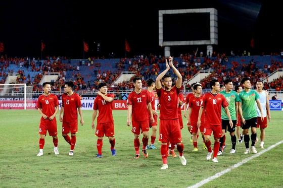 Đội tuyển Việt Nam mừng chiến thắng trên sân Mỹ Đình. Ảnh: MInh Hoàng