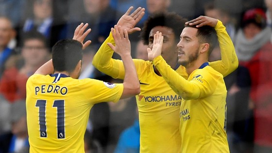 Eden Hazard (phải< Chelsea) giúp đội khách ghi chiến thắng 2-1 nhẹ nhàng